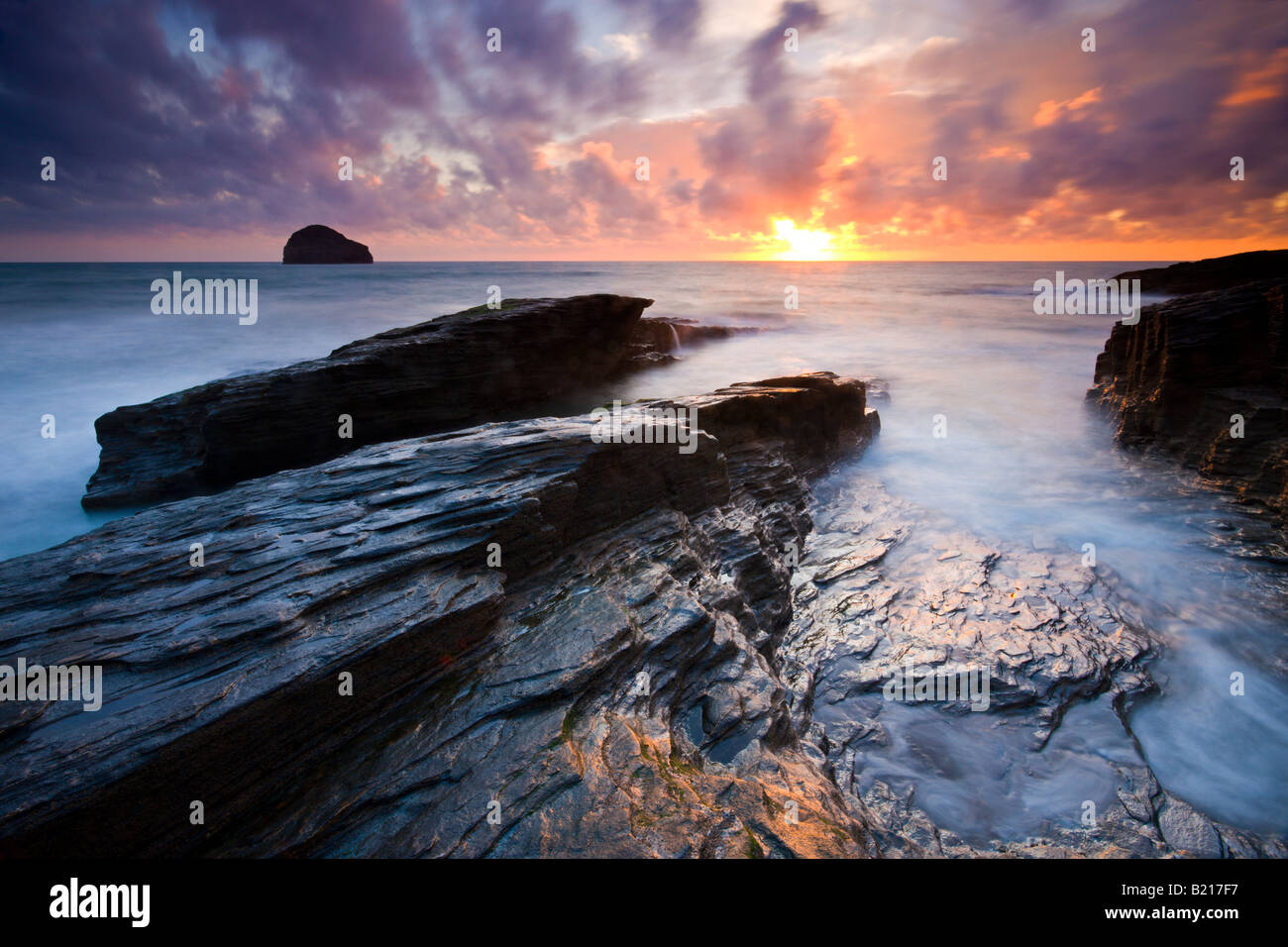 Trebarwith Strand e Gull Rock al tramonto Cornwall Inghilterra Foto Stock