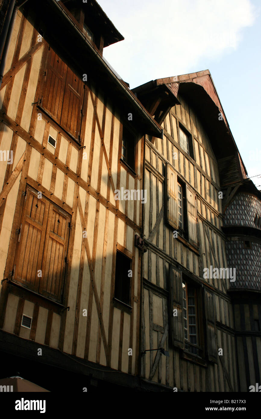 Piuttosto semi-case con travi di legno nella storica città di Troyes, Francia Foto Stock