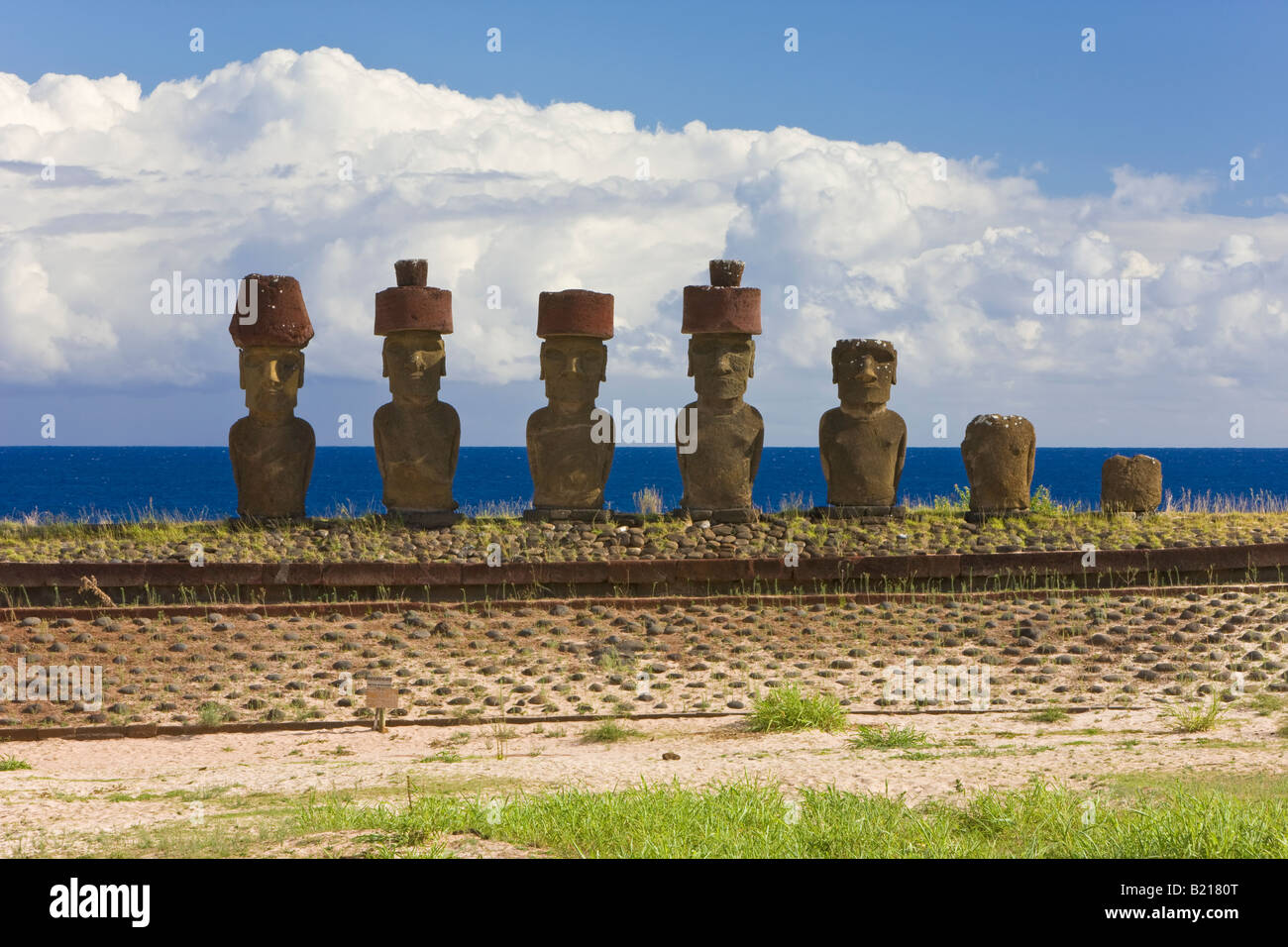 America del Sud Cile Rapa Nui Isla de Pascua Isola di Pasqua spiaggia di Anakena monolithic gigante di pietra Moai statue di Ahu Nau Nau Foto Stock