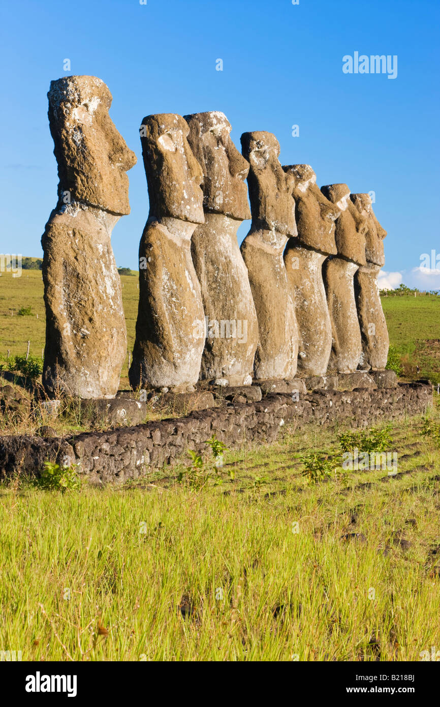 America del Sud Cile Rapa Nui Isola di Pasqua fila di pietra Moai statue a Ahu Akivi Foto Stock