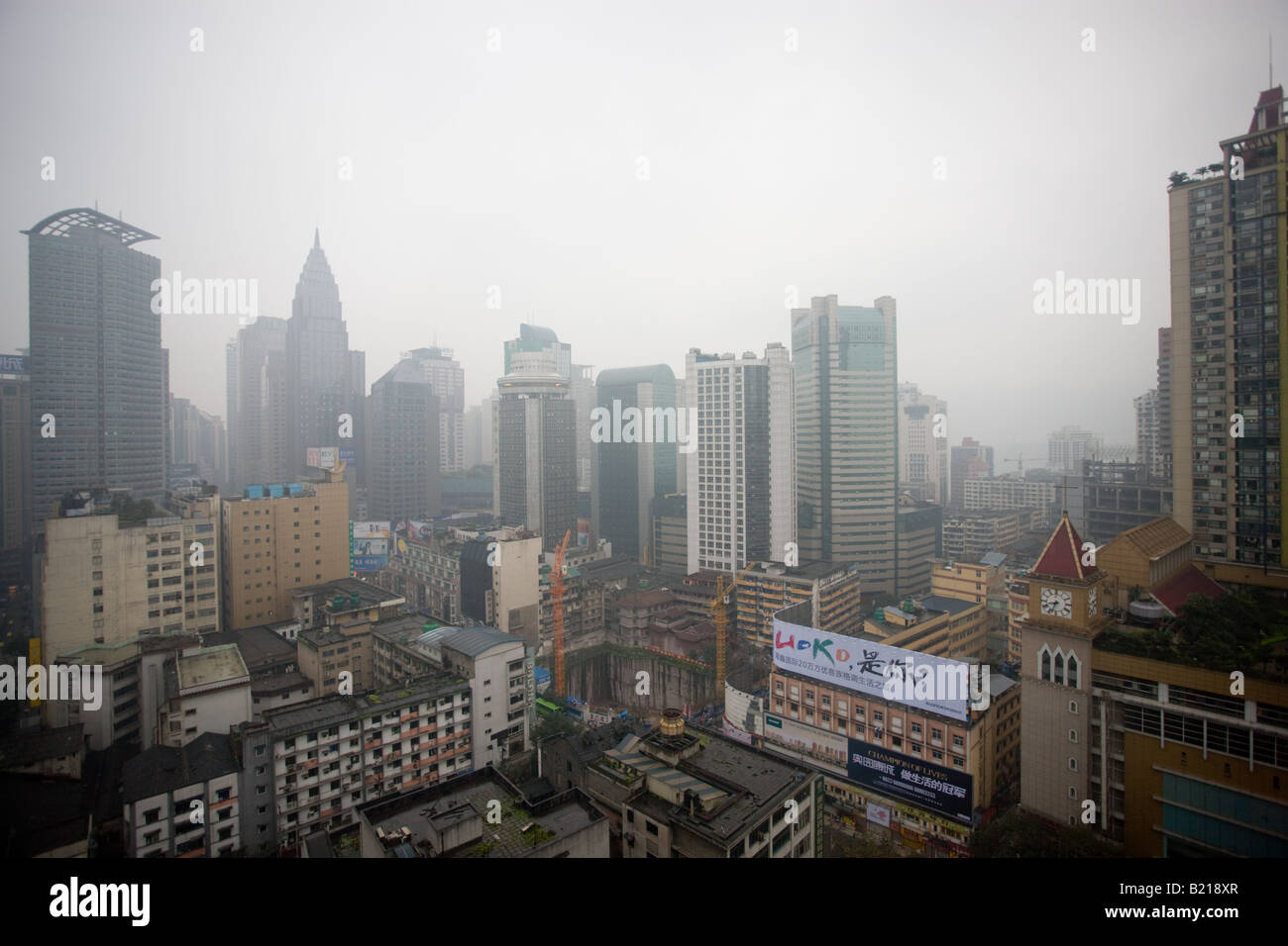 Lo skyline di Shanghai visto dall'Oriental Pearl TV Tower in Cina Foto Stock