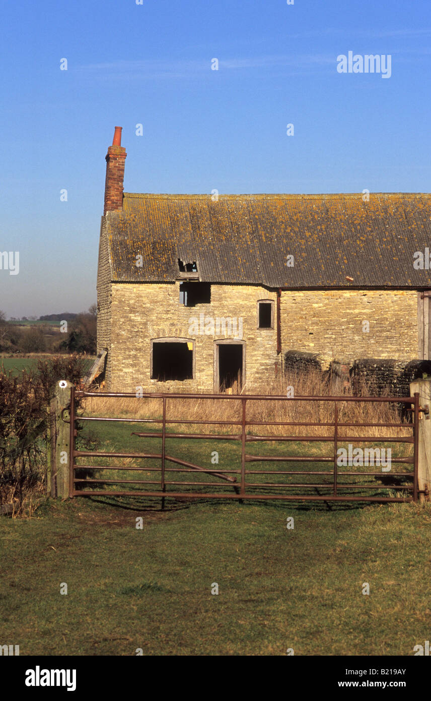 Cancello nella parte anteriore del decrepito rovina di agriturismo Foto Stock