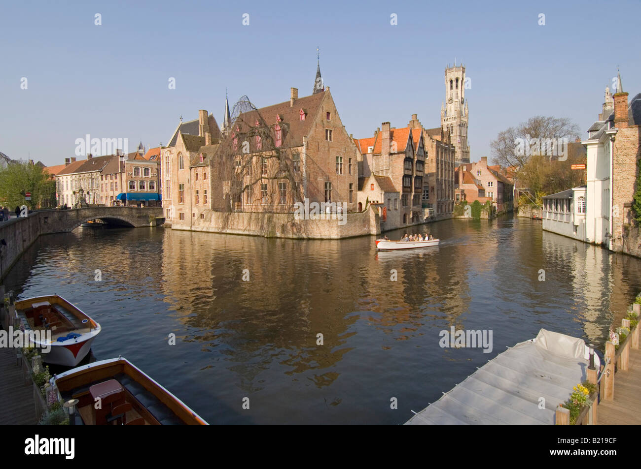 Le imbarcazioni turistiche lungo i canali e le vie navigabili caratteristica della città vecchia di Bruges (Brugge), Belgio. Foto Stock