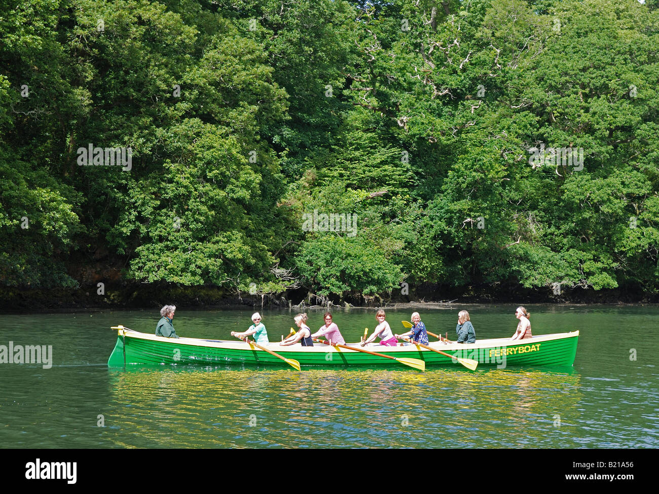 Una femmina di cornish gig rowing team training sul fiume helford in Cornovaglia, UK. Foto Stock