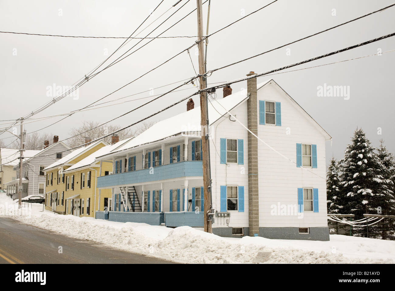 La neve cade sulla piccola classe lavoro comune di Adams, Massachusetts Foto Stock