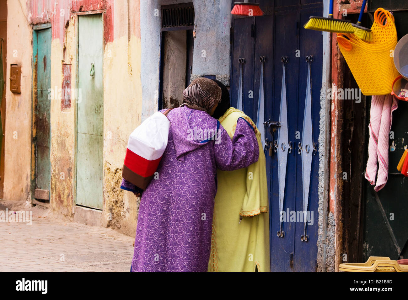 Marrakech 2 donne salutarci in città vecchia Foto Stock