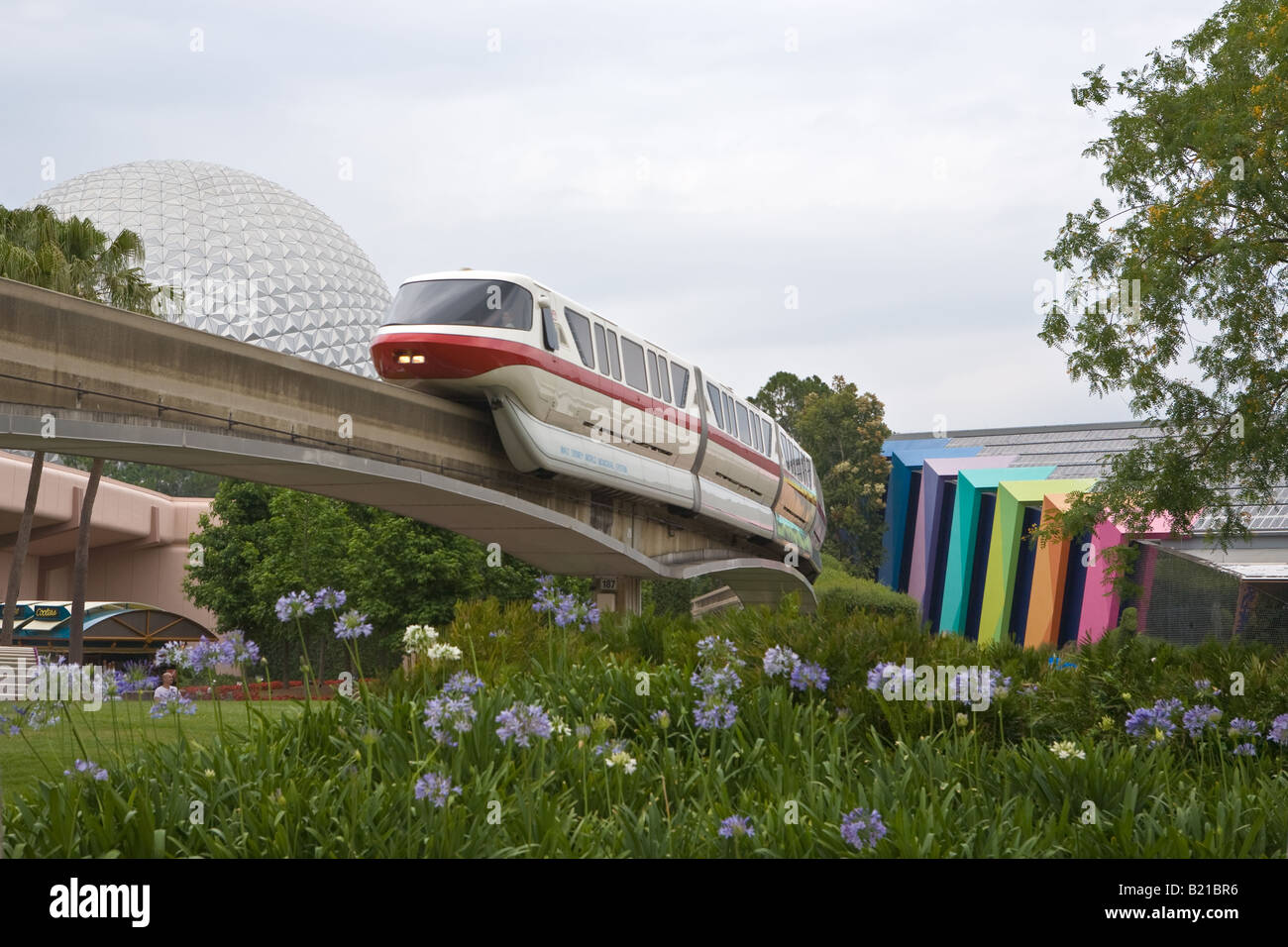 Vista di un treno monorotaia a Epcot Center di Disney Foto Stock