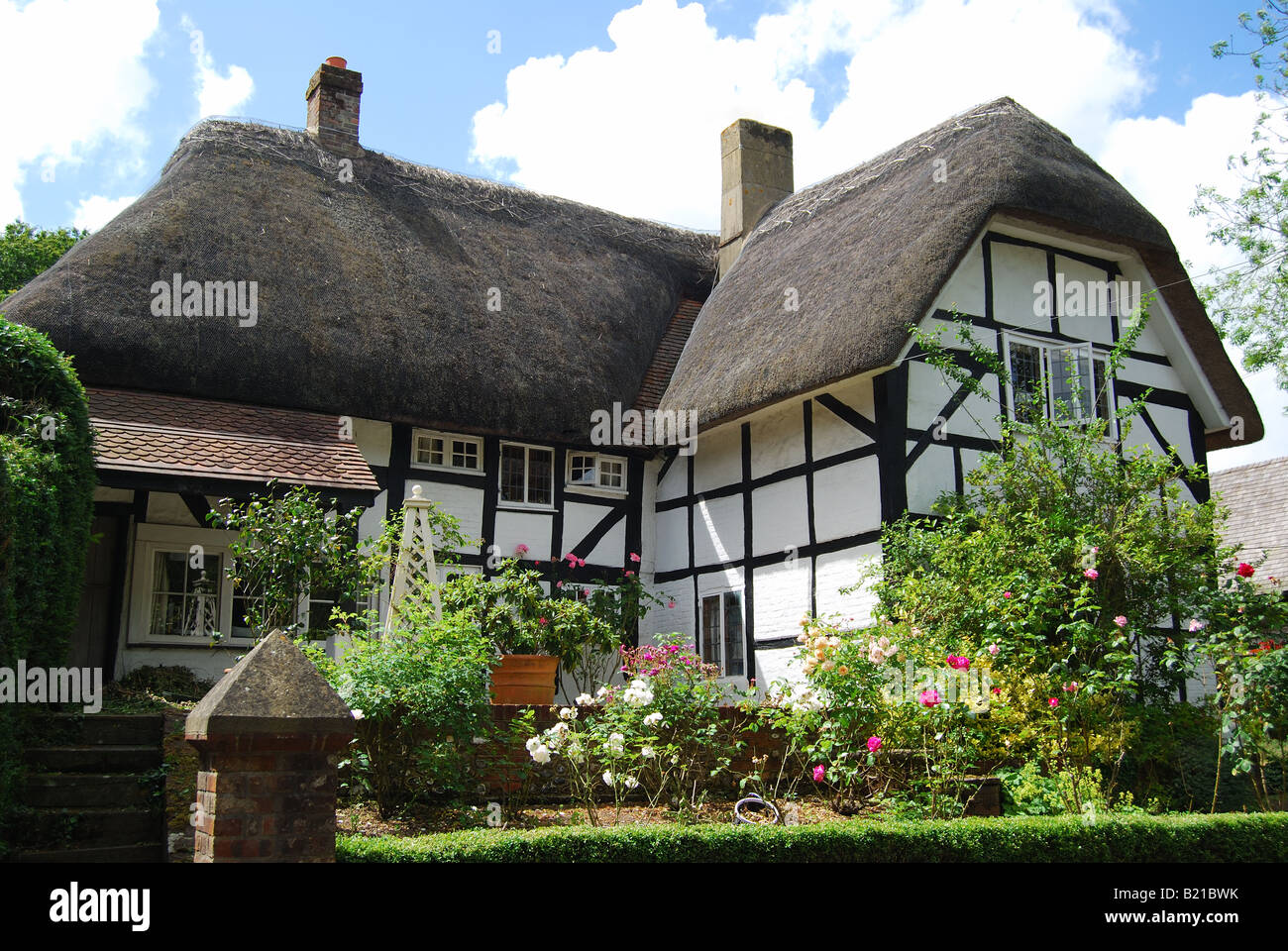 Una cornice in legno cottage con il tetto di paglia, Micheldever, Hampshire, Inghilterra, Regno Unito Foto Stock