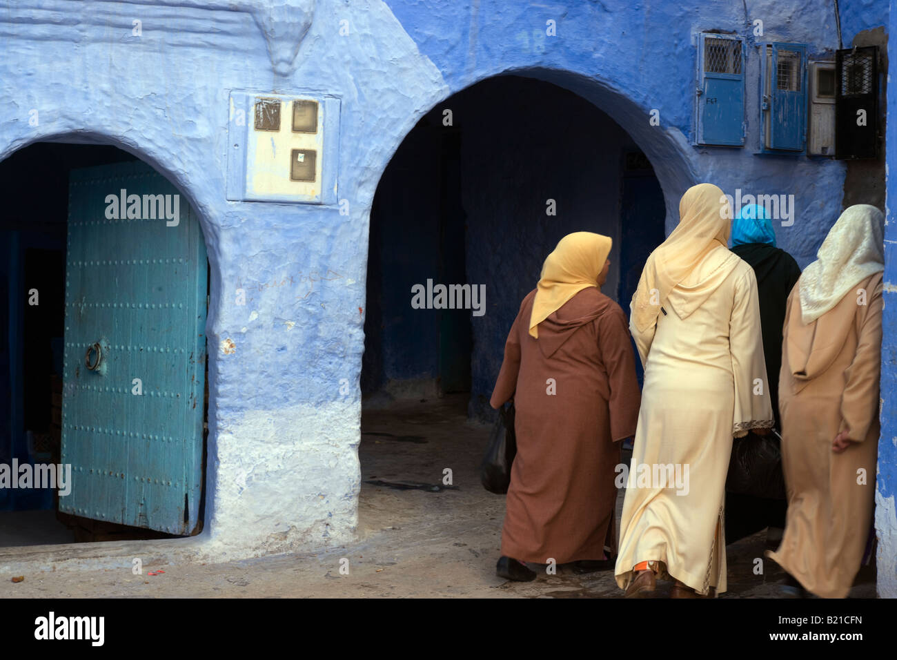 Chefchaouen gruppo di donne in abito tradizionale nella città vecchia con blu di tipiche case dipinte Foto Stock