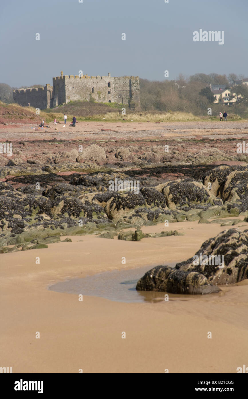 Vista di Manorbier Castle dalla spiaggia, Manorbier, Pembrokeshire, Wales, Regno Unito Foto Stock