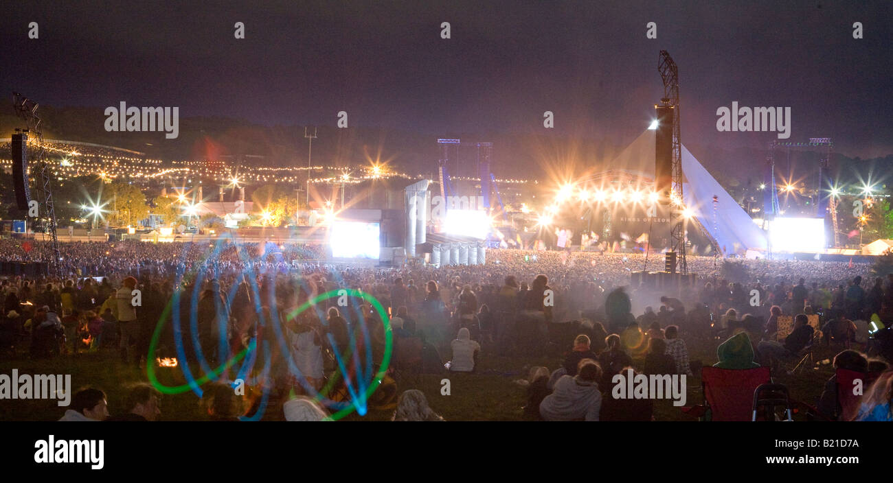 La folla a guardare una banda di notte Glastonbury Festival Pilton Somerset REGNO UNITO Europa Foto Stock