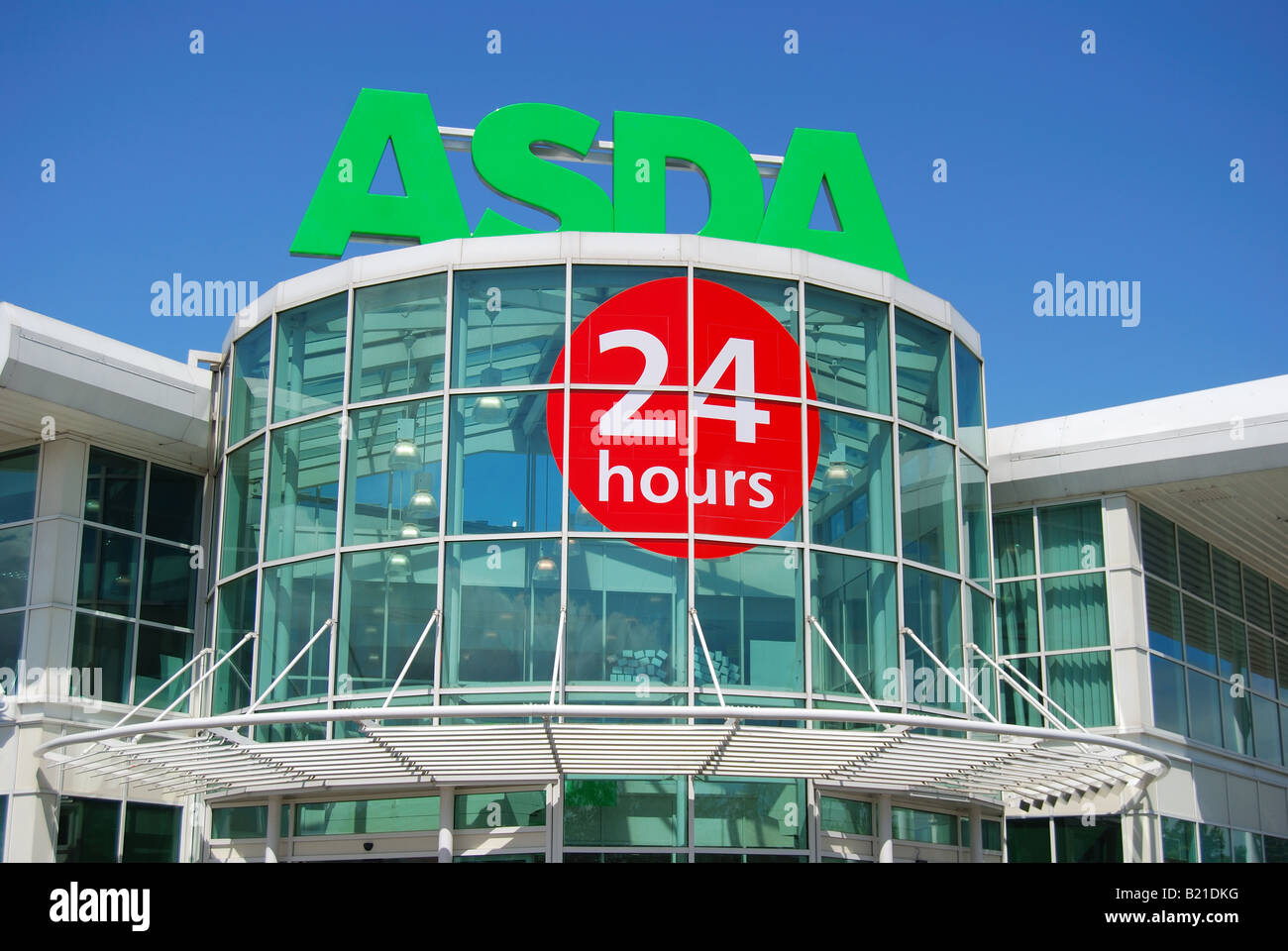 Asda 24 ora supermercato, centro città, Hatfield, Hertfordshire, England, Regno Unito Foto Stock