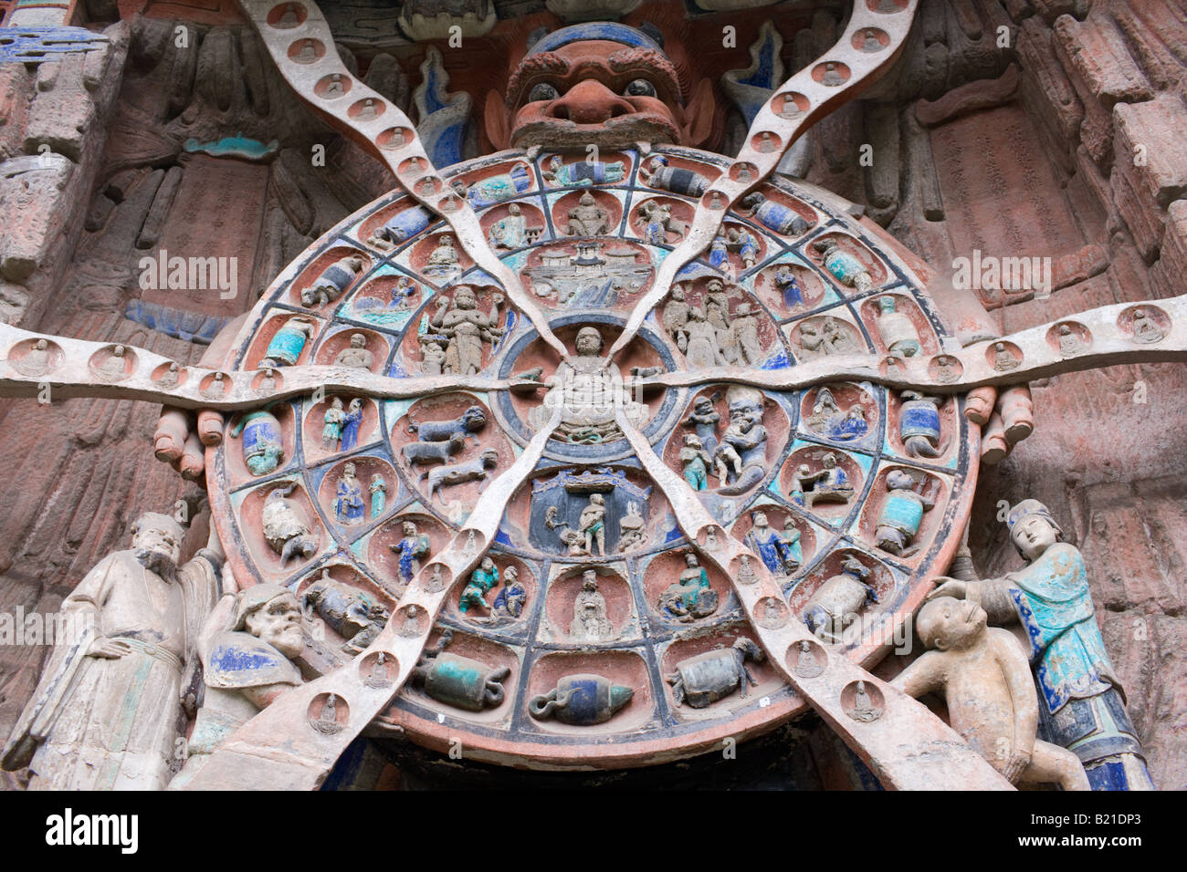 Anicca dio del destino mantiene la ruota della vita del Karma buddista Dazu incisioni rupestri Monte Baoding in Cina Foto Stock