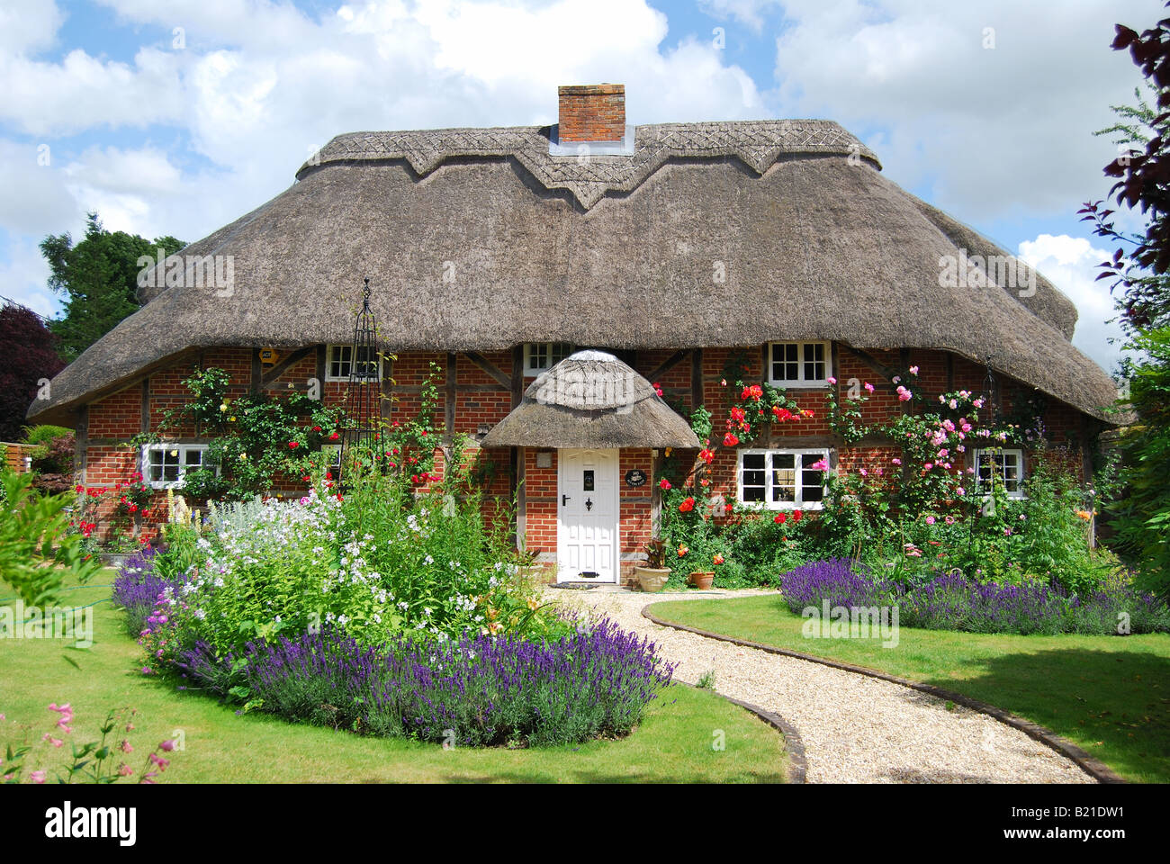 Con il tetto di paglia cottage di campagna e giardino, Itchen Stoke, Hampshire, Inghilterra, Regno Unito Foto Stock