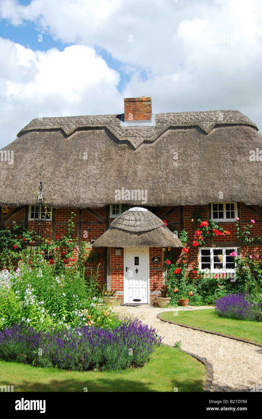 Piuttosto, con il tetto di paglia, cottage di campagna e giardino, Itchen Stoke, Hampshire, Inghilterra, Regno Unito Foto Stock