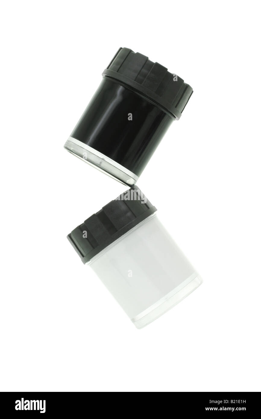 Bottiglie di nero e di bianco paint isolato su bianco Foto Stock