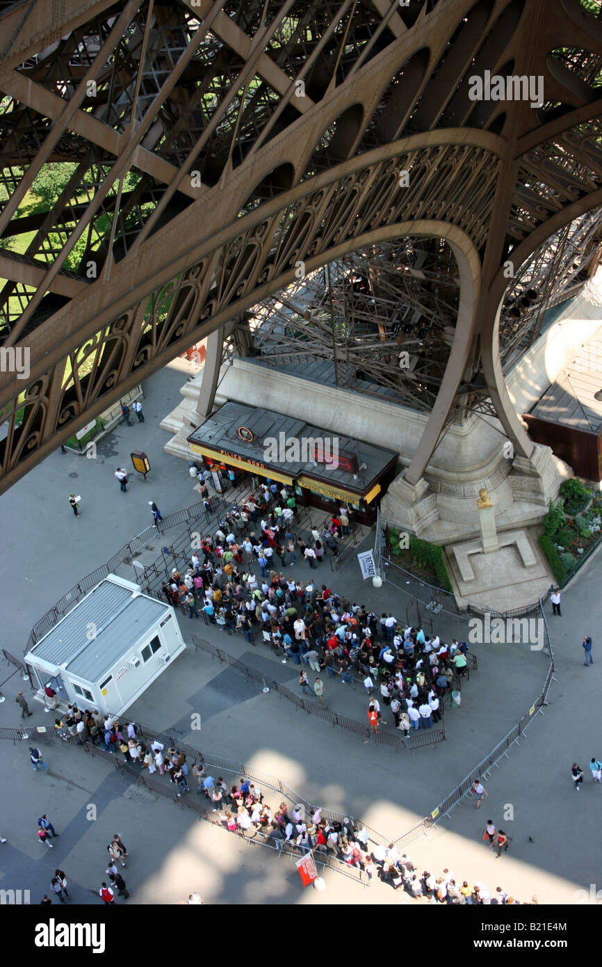 Guardando verso il basso dal primo piano della Torre Eiffel per le code di turisti in attesa di ascendere alla base della torre nord Foto Stock