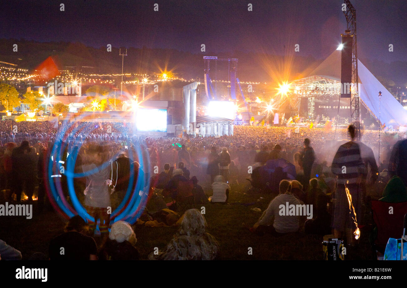 La folla a guardare una banda di notte Glastonbury Festival Pilton Somerest UK Europa Foto Stock