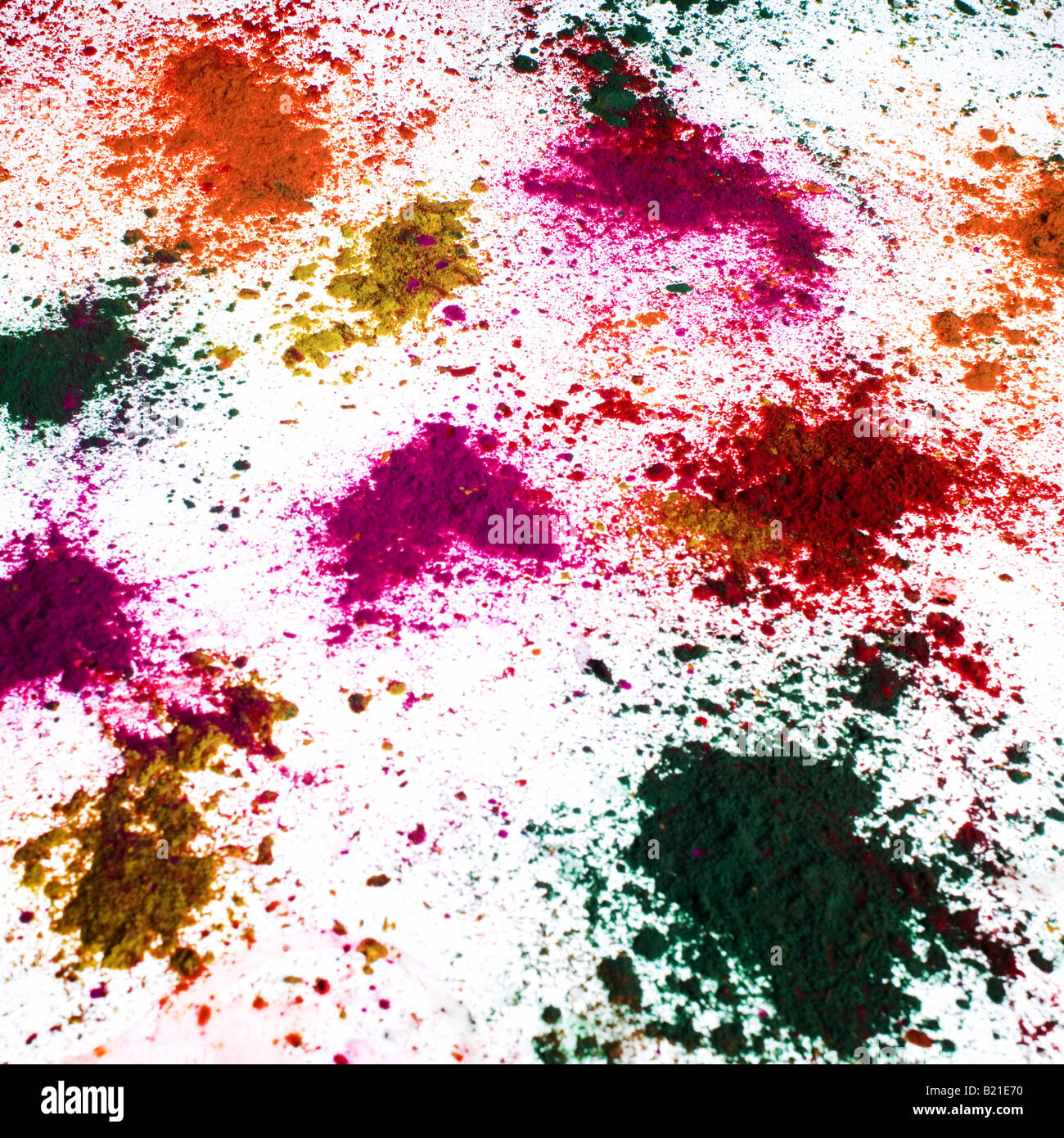 Elevato angolo di visualizzazione multi-colore di vernice in polvere sparsa sul pavimento Foto Stock