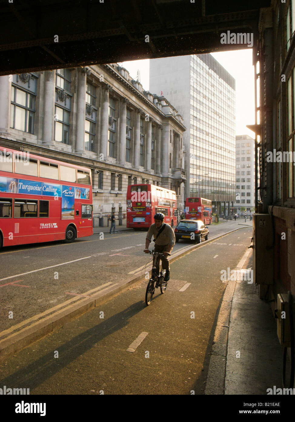 La stazione di Waterloo Londra UK ciclista per il suo modo di lavorare Foto Stock