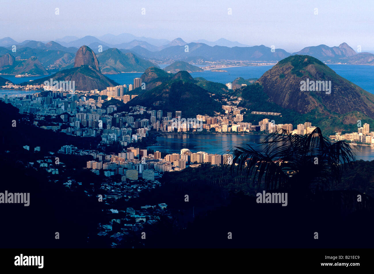 Vista panoramica sul Pan di Zucchero dall'imperatore s resto Tijuca Parc Rio de Janeiro antenna vista panoramica Foto Stock
