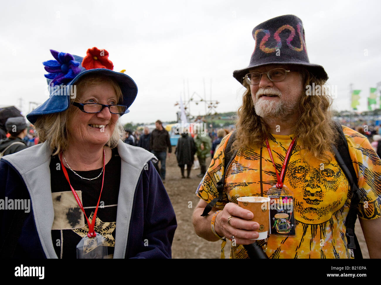 Il vecchio hippy di coppia al Glastonbury festival Pilton Somerset REGNO UNITO Europa Foto Stock