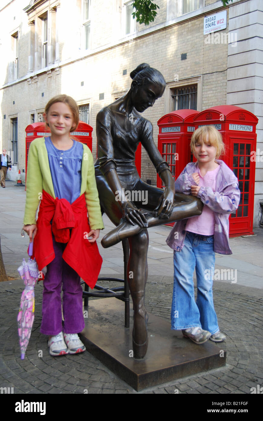 Ragazze da giovane danzatrice scultura di Plazzotta, ampia corte, Covent Garden di Londra, Inghilterra, Regno Unito Foto Stock