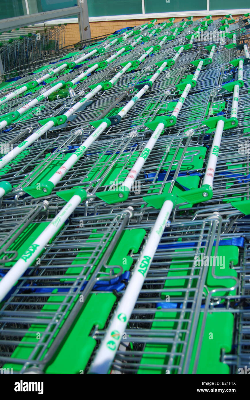 Carrelli della spesa, Asda 24 ora supermercato, centro città, Hatfield, Hertfordshire, England, Regno Unito Foto Stock