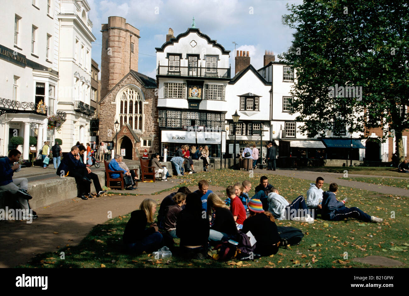 La gente sulla cattedrale vicino Mol s cafe in background di Exter Devon England Foto Stock