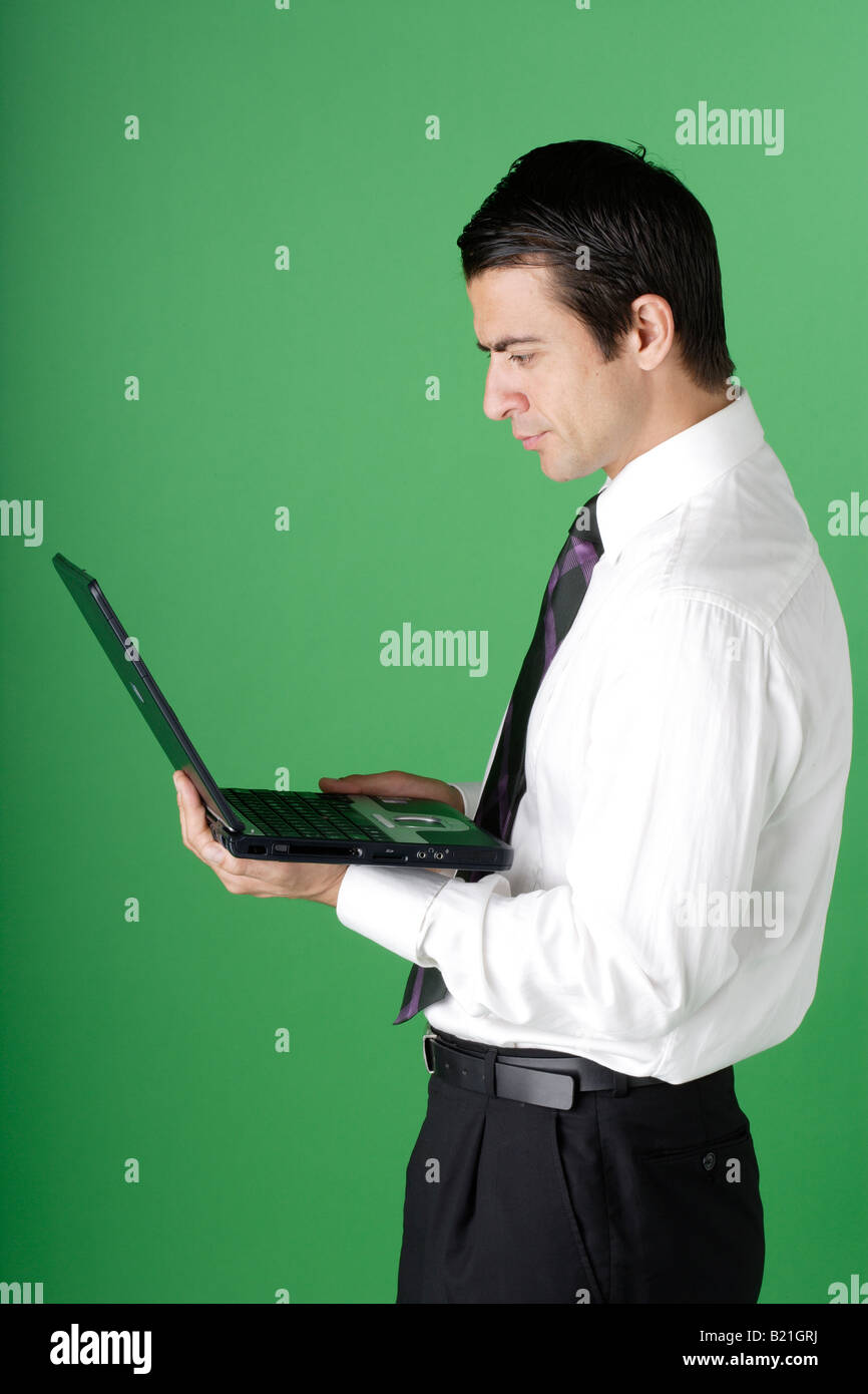 Giovane imprenditore guardando lo schermo di un computer Foto Stock