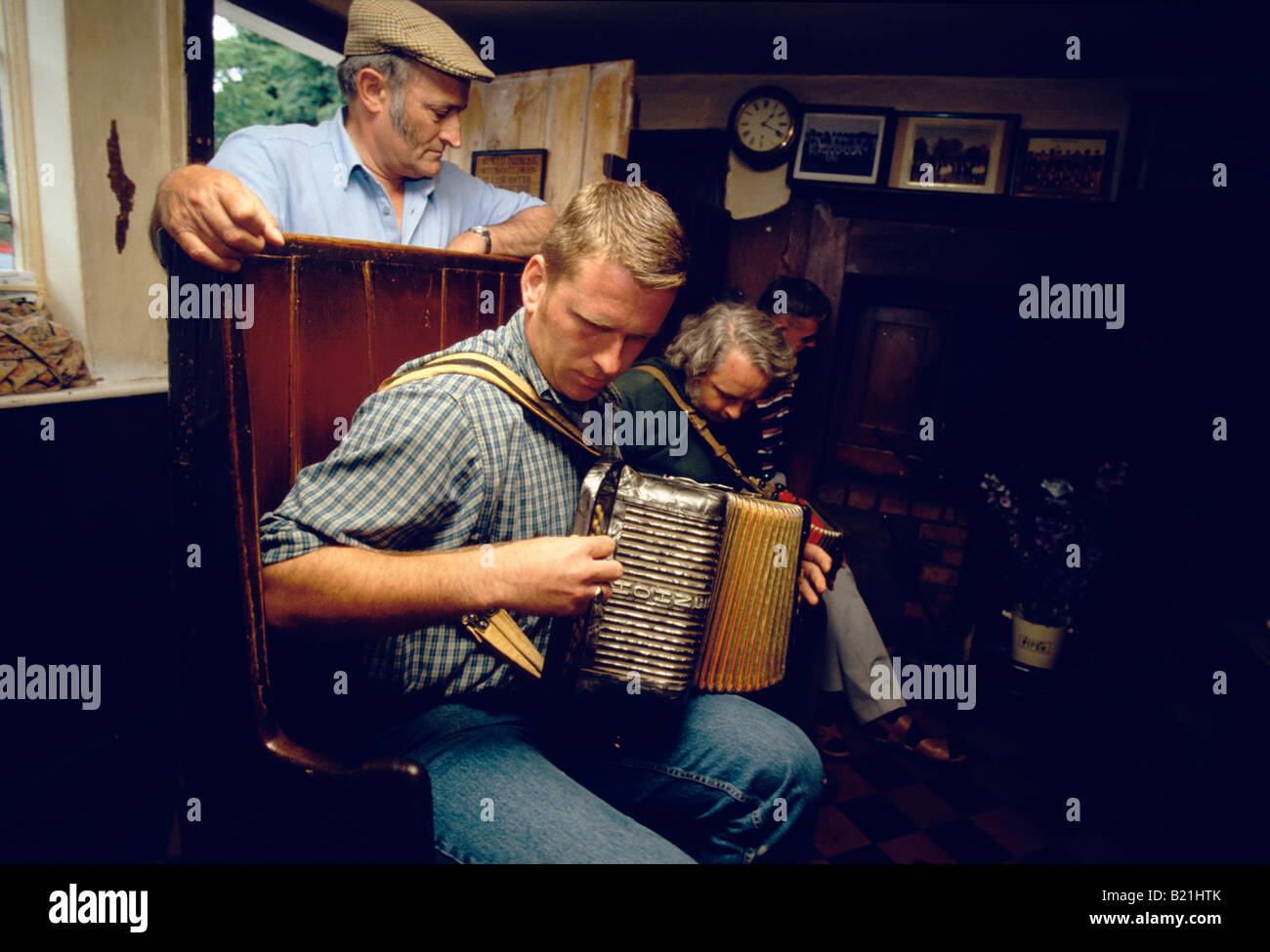 Due uomini si sta riproducendo musica di kings Head Pub Laxfield Suffolk in Inghilterra Foto Stock