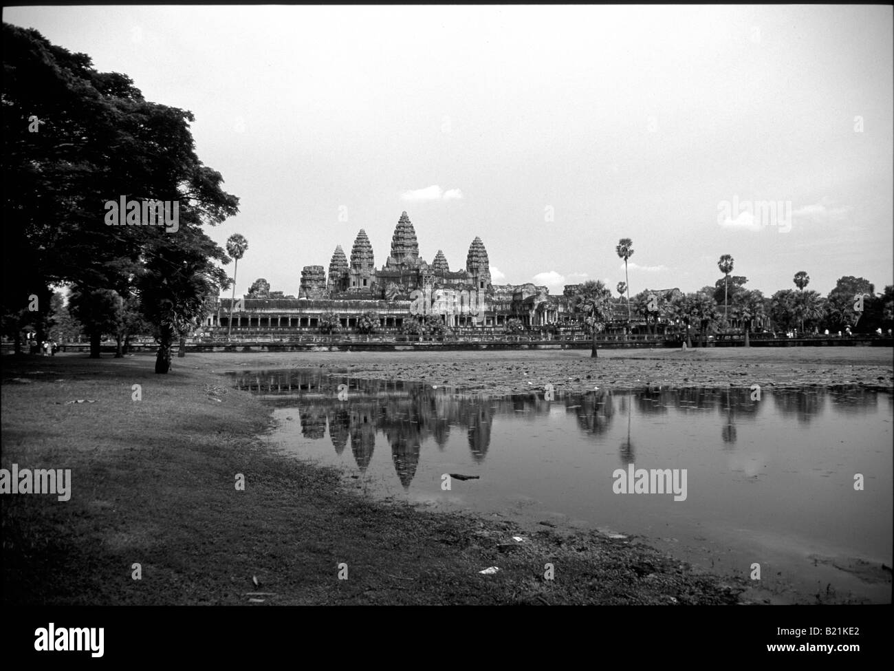 La riflessione del tempio di Angkor Wat in un stagno (bianco e nero) Foto Stock