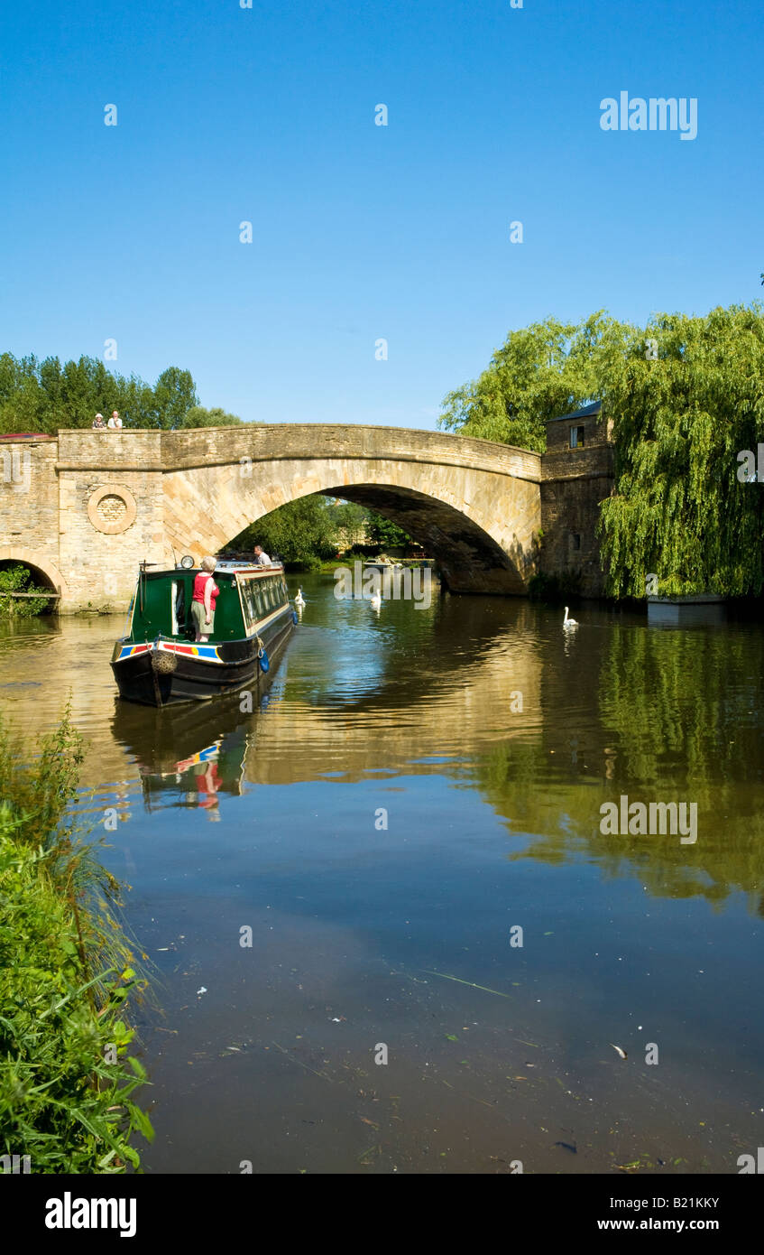 Halfpenny Bridge, un vecchio ponte a pedaggio di pietre di Cotswold sul Fiume Tamigi e chiatta a Lechlade, Gloucestershire, England, Regno Unito Foto Stock