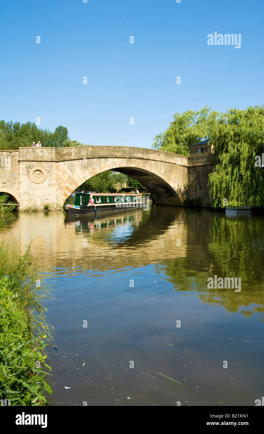 Halfpenny Bridge, un vecchio ponte a pedaggio di pietre di Cotswold sul Fiume Tamigi e chiatta a Lechlade, Gloucestershire, England, Regno Unito Foto Stock