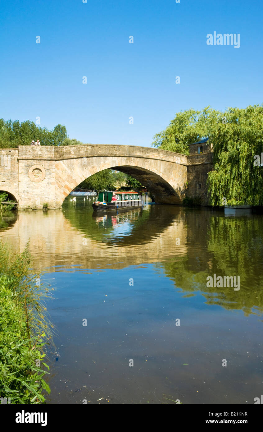 Halfpenny Bridge, un vecchio ponte a pedaggio di pietre di Cotswold sul Fiume Tamigi e chiatta a Lechlade, Gloucestershire, England, Regno Unito Foto Stock