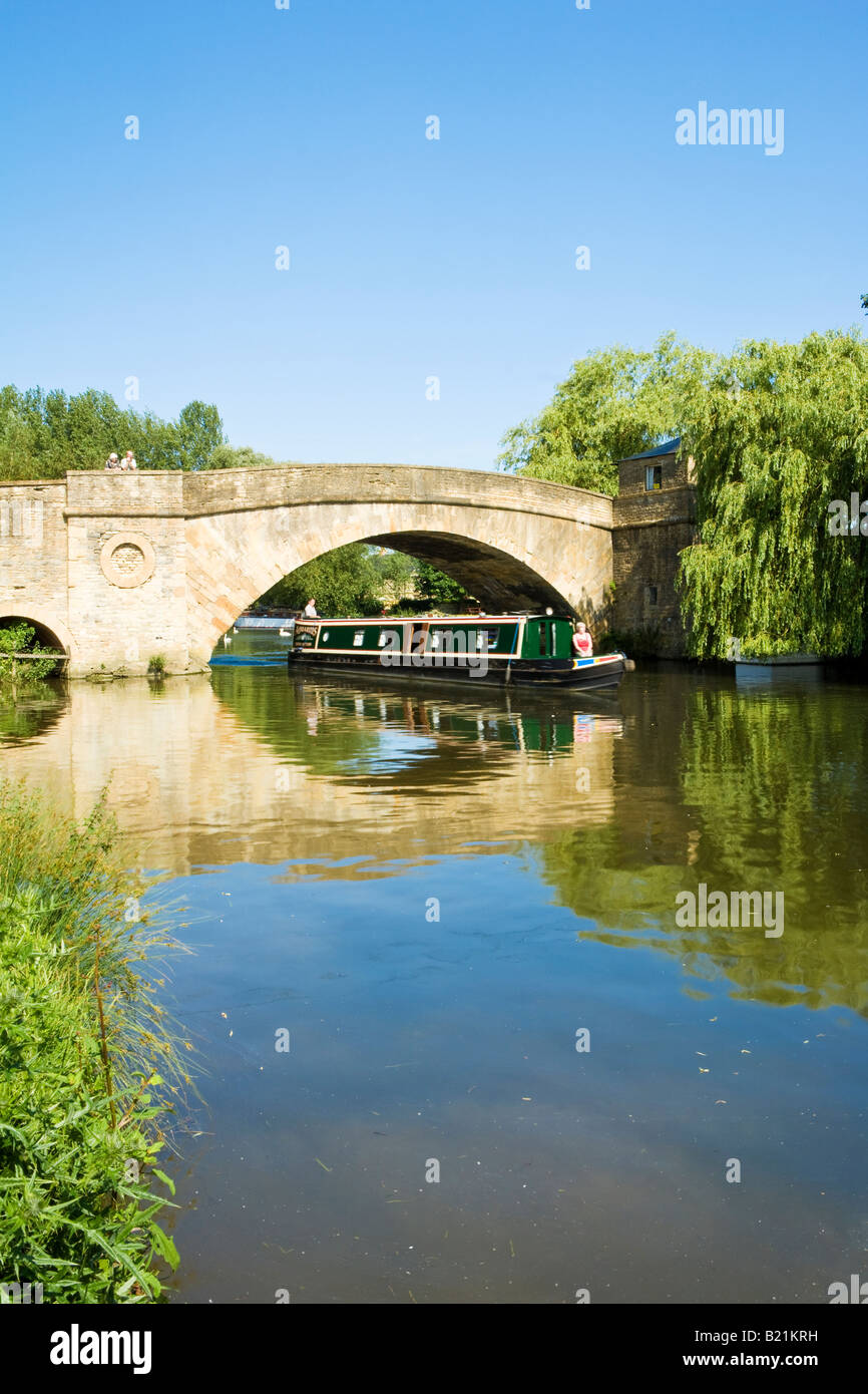 Halfpenny Bridge, un vecchio ponte a pedaggio di pietre di Cotswold sul Fiume Tamigi e chiatta a Lechlade, Gloucestershire, England, Regno Unito Foto Stock