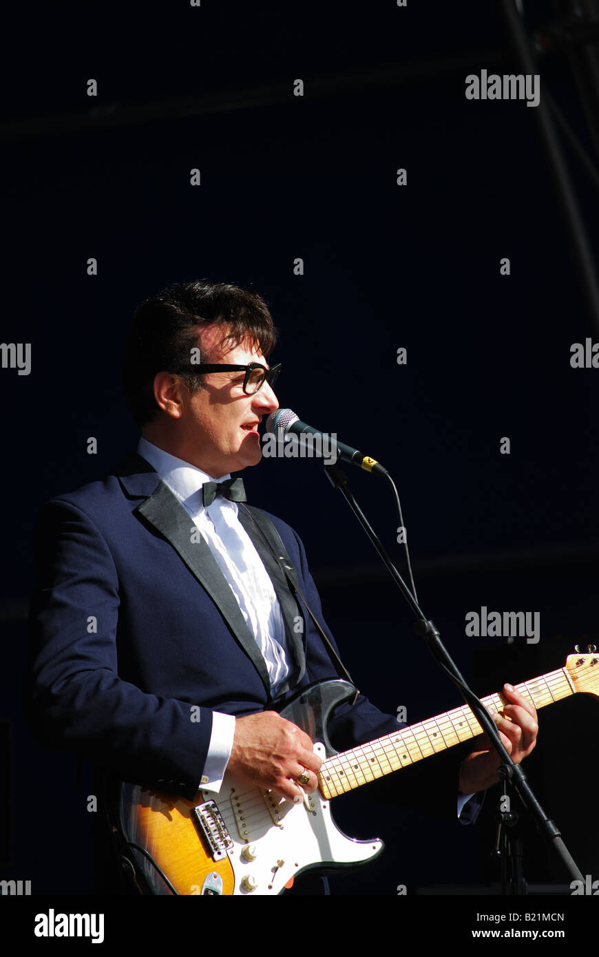 Cantante e chitarrista come Buddy Holly in Tribute Band Foto Stock