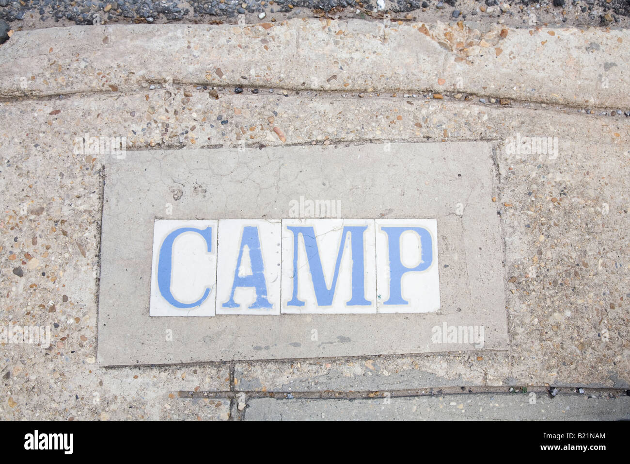 Strada segno annegato nel marciapiede. Camp Street, Quartiere Francese. New Orleans, LA. Stati Uniti d'America. Foto Stock