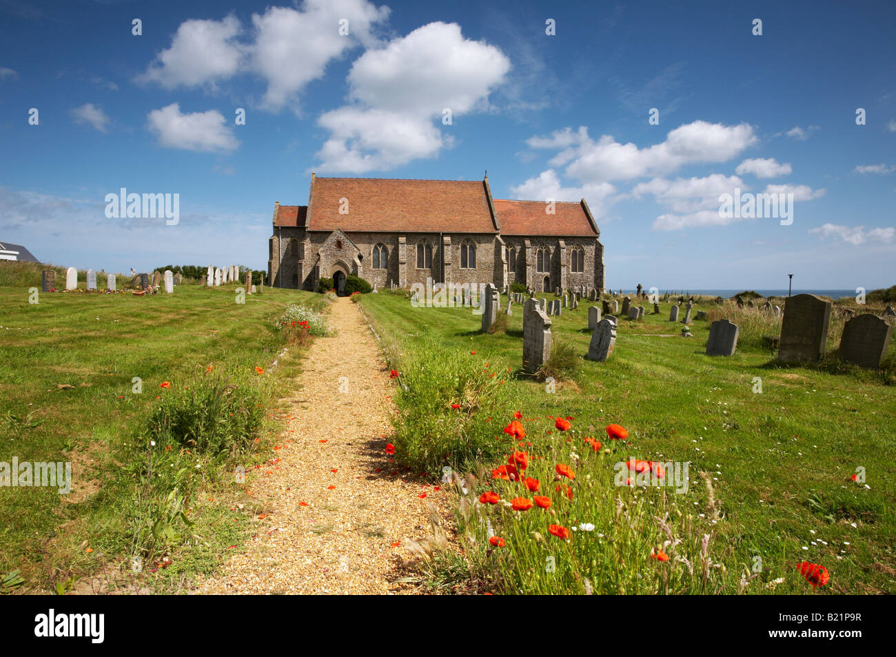 La chiesa del villaggio di tutti i Santi su una giornata d'estate in Mundesley Foto Stock