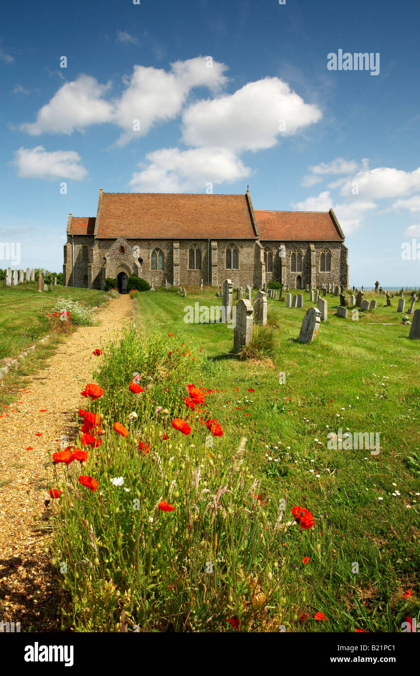 La chiesa del villaggio di tutti i Santi su una giornata d'estate in Mundesley Foto Stock