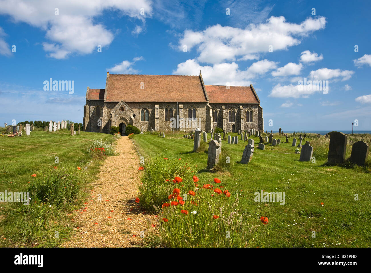 La chiesa del villaggio di tutti i Santi su una giornata d'estate in Mundesley Foto Stock