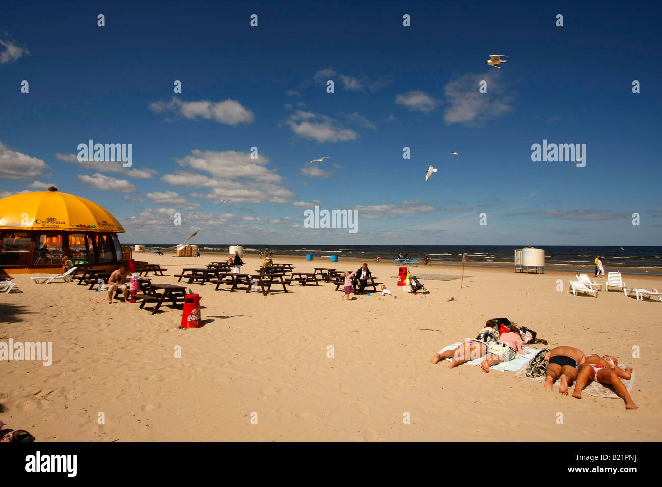 I turisti a prendere il sole presso la spiaggia di Jurmala Lettonia Paesi baltici Foto Stock