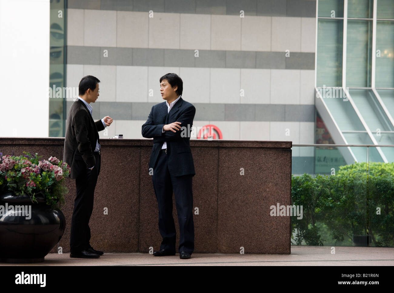 Imprenditori chat della Banca di Cina ufficio nel quartiere finanziario di Hong Kong Cina Foto Stock