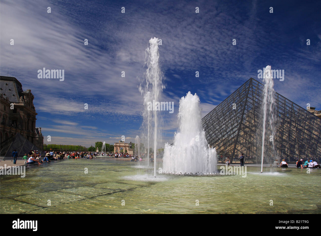 La piramide di vetro e fontane in piazza al museo del Louvre di Parigi, Francia. Foto Stock