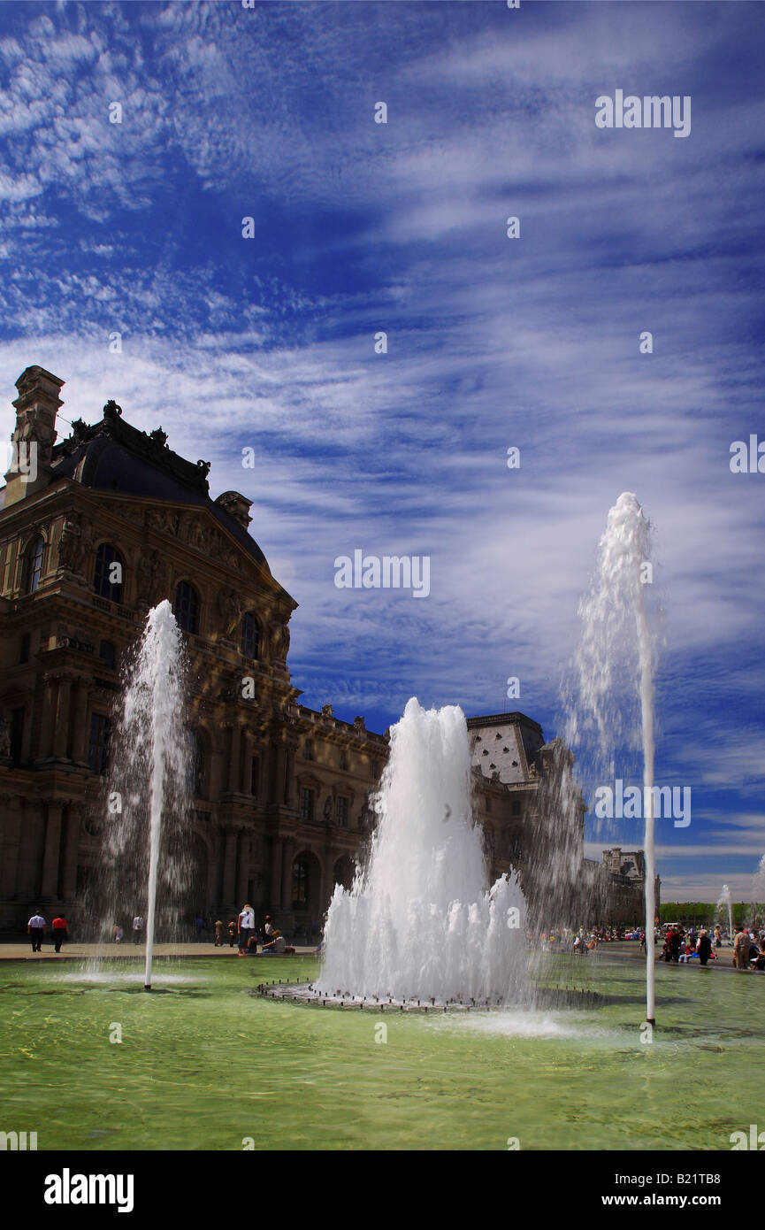 Le fontane di acqua al museo del Louvre a Parigi, Francia. Foto Stock