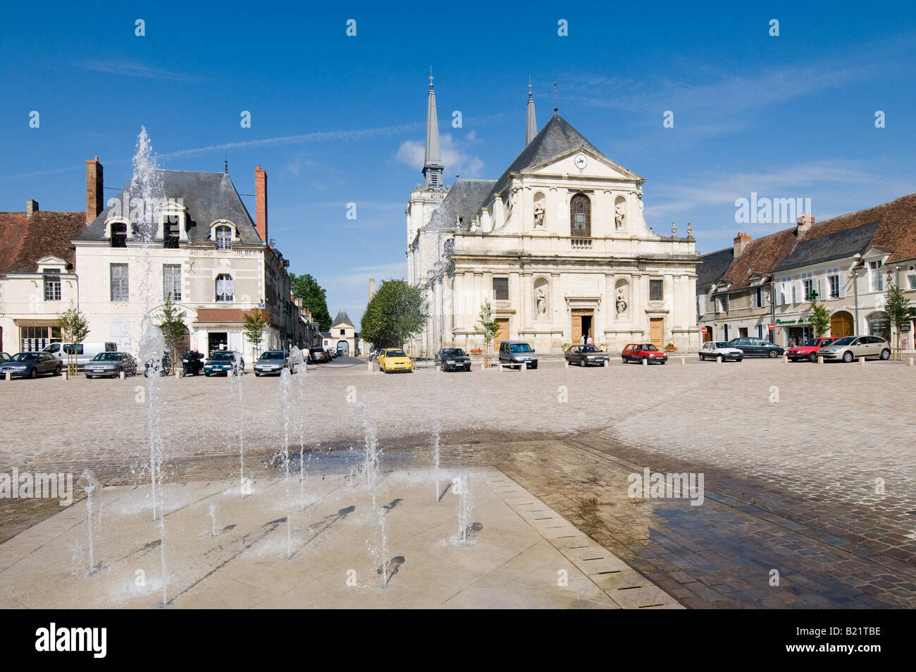 Town Square, fontane e la chiesa di Notre Dame de l'Assomption, Richelieu, Indre-et-Loire, Francia. Foto Stock