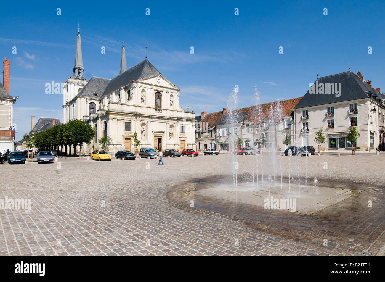 Town Square, fontane e la chiesa di Notre Dame de l'Assomption, Richelieu, Indre-et-Loire, Francia. Foto Stock