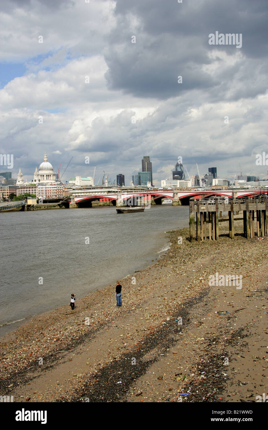 Skyline della riva nord del Tamigi visto dalla riva sud del fiume Tamigi, Londra, con la bassa marea Foto Stock