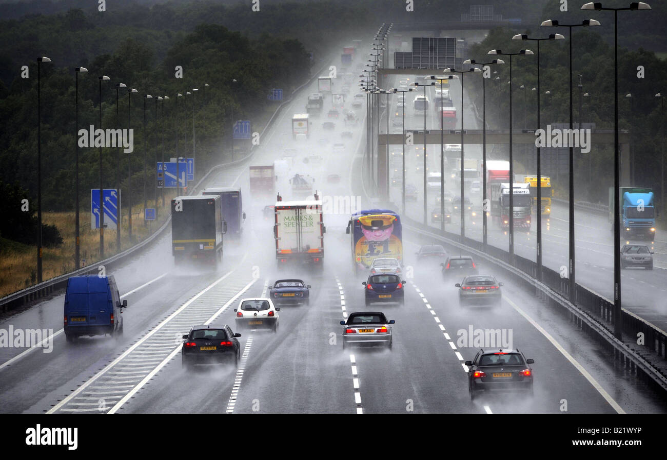 Traffico in direzione nord sulla autostrada M6 VICINO A CANNOCK, STAFFORDSHIRE IN SPRAY PESANTE E PIOGGIA strade nuovamente accelerando la velocità BRITISH,UK. Foto Stock