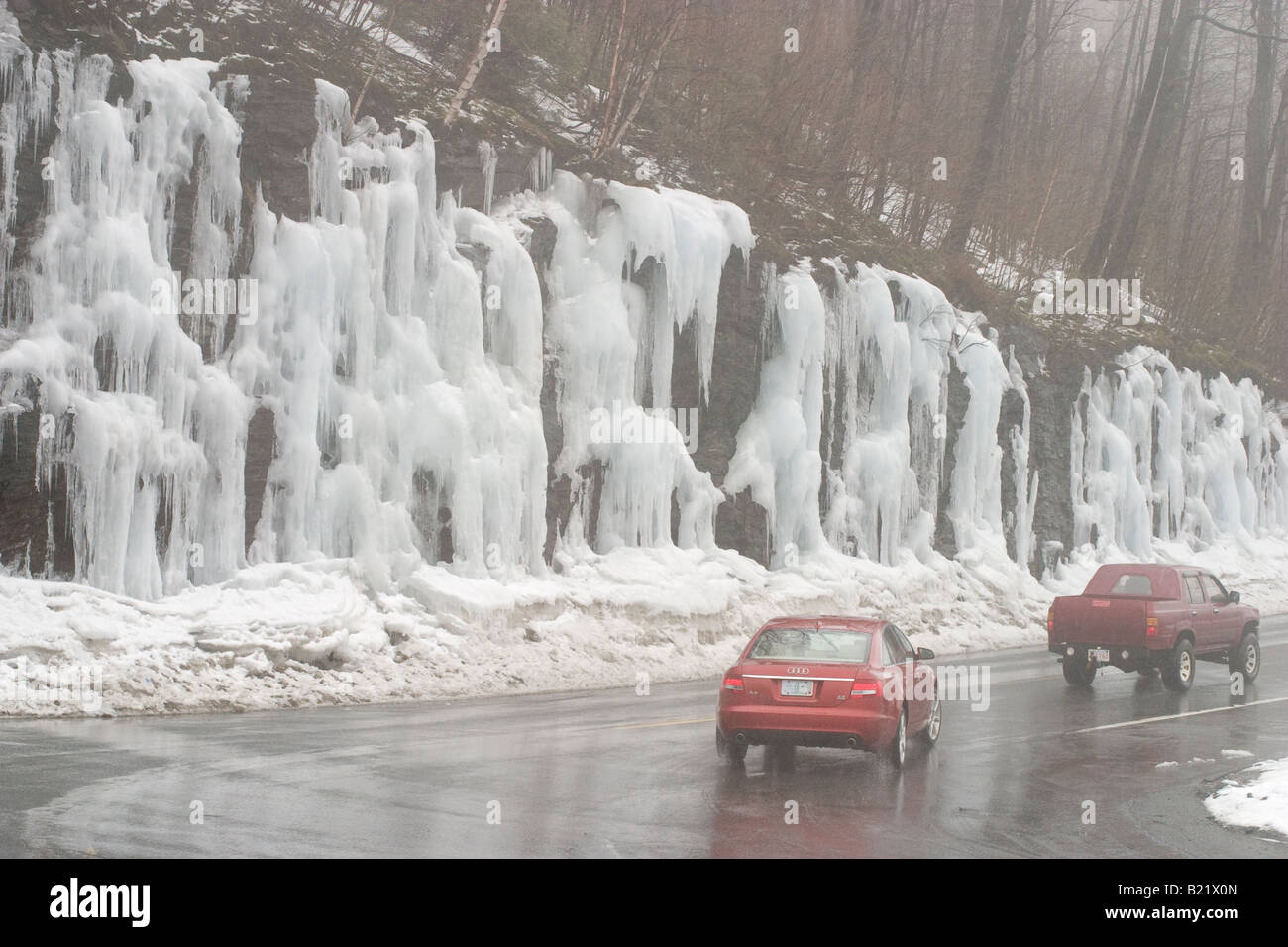 Il ghiaccio e la nebbia rende il tornante su Massachusetts Mohawk Trail guida pericolosa Foto Stock